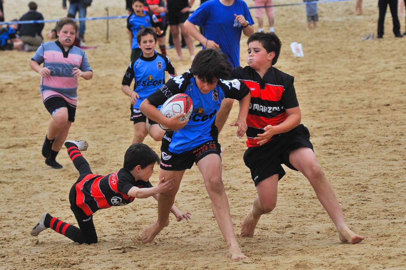 Este domingo se ha celebrado en la playa de la Concha el torneo infantil de rugby con 55 equipos y 630 jugadores.