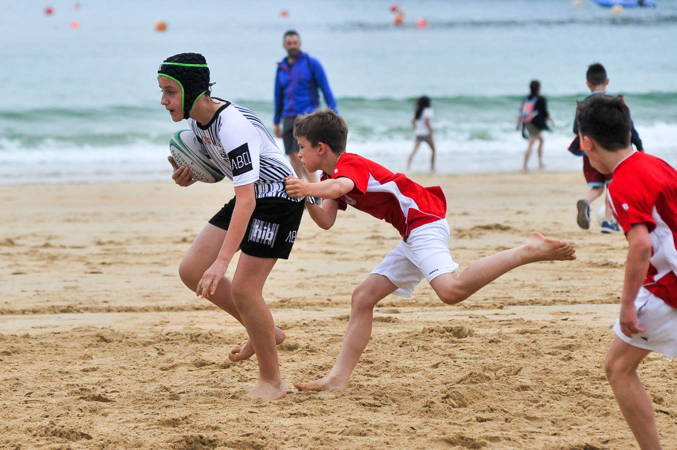 Este domingo se ha celebrado en la playa de la Concha el torneo infantil de rugby con 55 equipos y 630 jugadores.