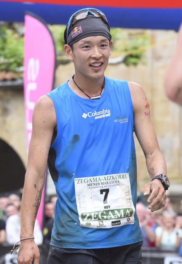 El joven suizo Rémi Bonnet (23 años) se ha impuesto en la categoría masculina de la Zegama-Aizkorri tras completar la prueba en 3:53:57.
