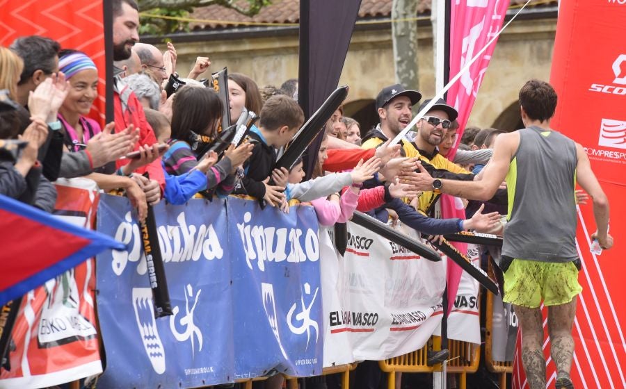 El joven suizo Rémi Bonnet (23 años) se ha impuesto en la categoría masculina de la Zegama-Aizkorri tras completar la prueba en 3:53:57.