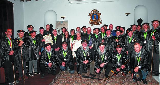 Foto familiar de los atiguos y los recién nombrados cofrades de honor. 