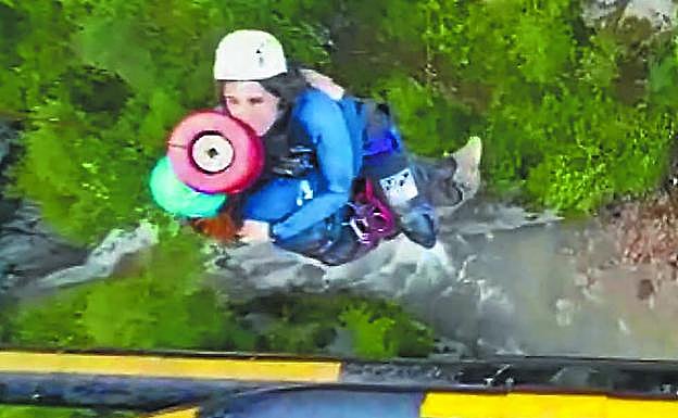 Momento del rescate de una de las barranquistas.