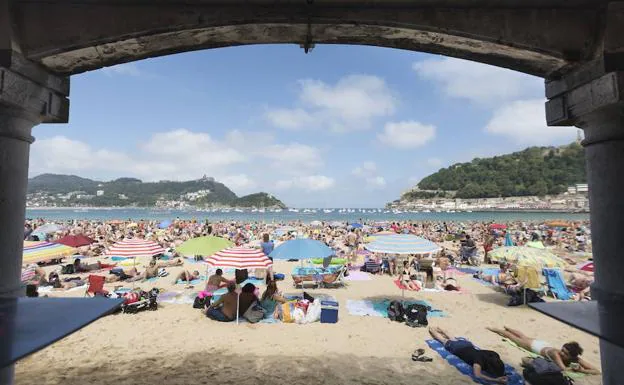 Donostia y Zarautz estrenan el viernes la temporada de playas