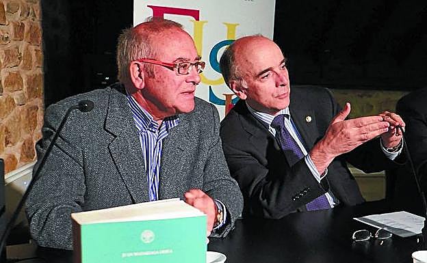Juan Madariaga (ezk.) eta Andres Urrutia euskaltzainburua, 2014an, liburua aurkeztu zutenean