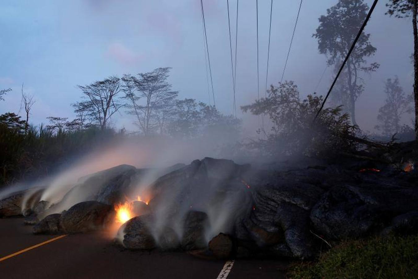 Los gases volcánicos se elevan desde el flujo de lava de Kilauea que cruzó Pohoiki Road cerca de la carretera 132, cerca de Pahoa, Hawaii, EE.UU. 