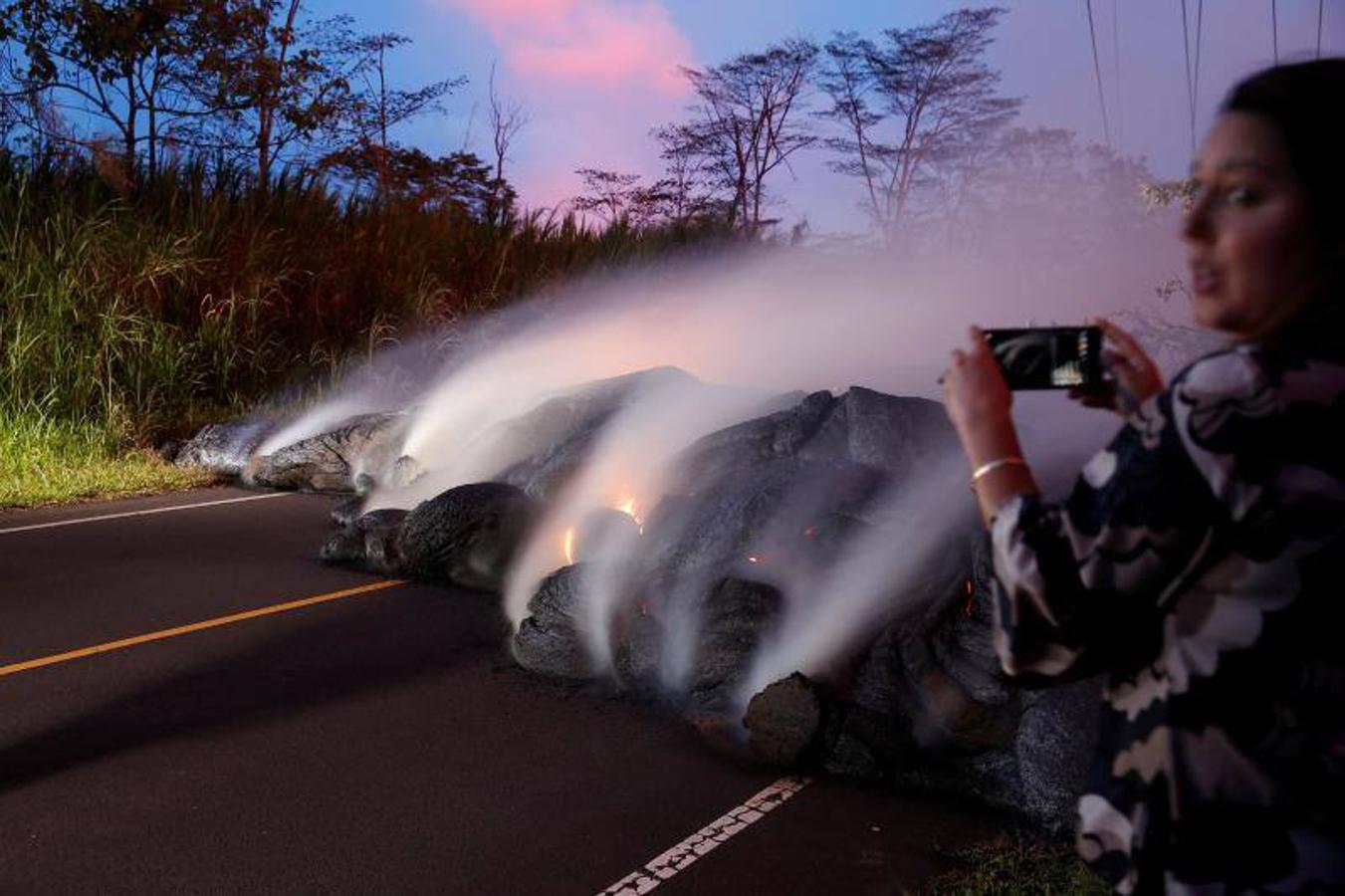 Los gases volcánicos se elevan desde el flujo de lava de Kilauea que cruzó Pohoiki Road cerca de la carretera 132, cerca de Pahoa, Hawaii, EE.UU. 