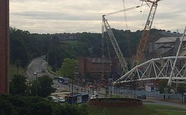 Previsiblemente el izado de la cercha de la tribuna norte de Anoeta. 