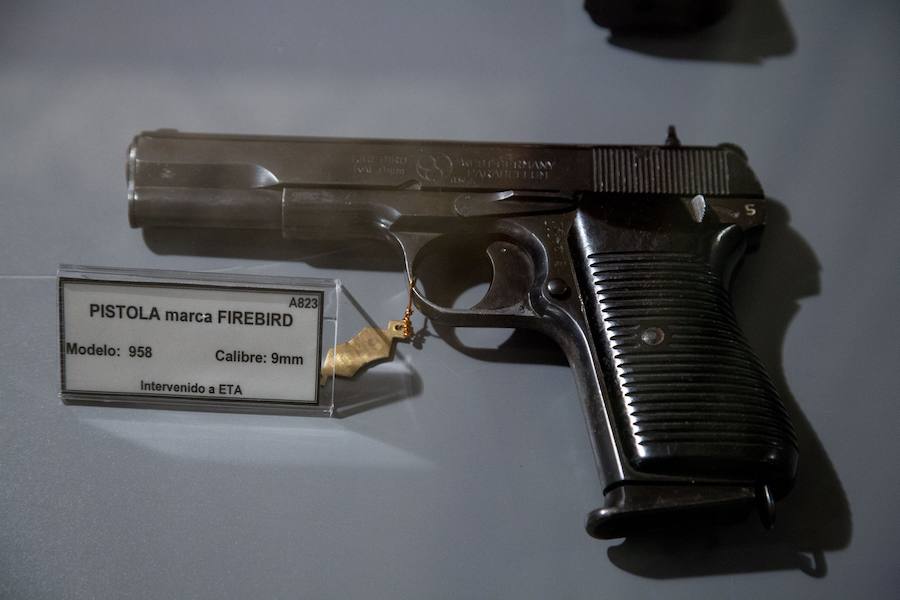 El ministro del Interior, Juan Ignacio Zoido, ha inaugurado este martes por la tarde en el Palacio de Miramar de San Sebastián la exposición itinerante 'La Guardia Civil frente al terrorismo: por la libertad y las víctimas', que estará abierta al público hasta este jueves.