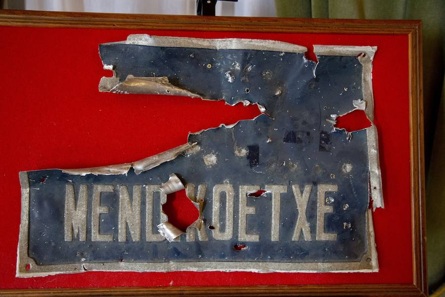 El ministro del Interior, Juan Ignacio Zoido, ha inaugurado este martes por la tarde en el Palacio de Miramar de San Sebastián la exposición itinerante 'La Guardia Civil frente al terrorismo: por la libertad y las víctimas', que estará abierta al público hasta este jueves.