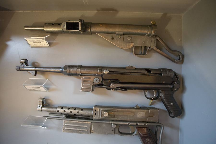 El ministro del Interior, Juan Ignacio Zoido, ha inaugurado este martes por la tarde en el Palacio de Miramar de San Sebastián la exposición itinerante 'La Guardia Civil frente al terrorismo: por la libertad y las víctimas', que estará abierta al público hasta este jueves.