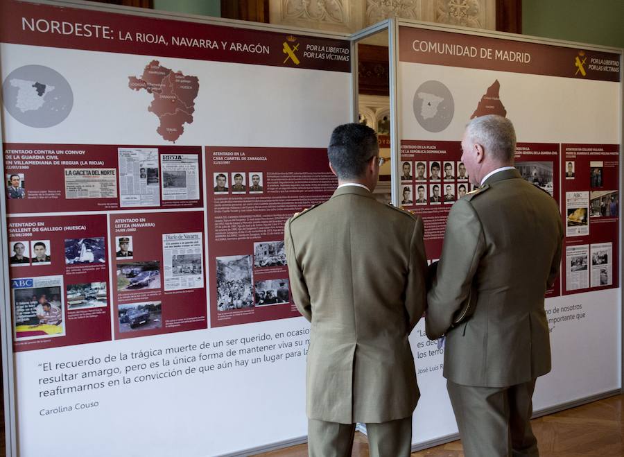 El ministro del Interior, Juan Ignacio Zoido, ha inaugurado este martes por la tarde en el Palacio de Miramar de San Sebastián la exposición itinerante 'La Guardia Civil frente al terrorismo: por la libertad y las víctimas', que estará abierta al público hasta este jueves.