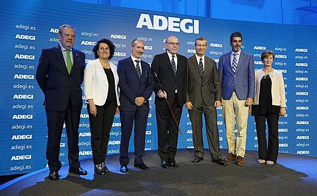 Representantes institucionales y de Adegi, en el acto.