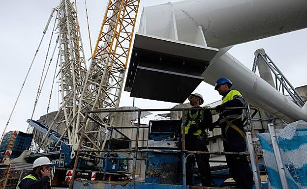 Los operarios trabajan desde primera hora de la mañana.