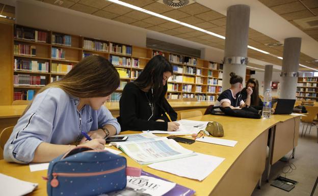 Casi el 40% de los universitarios tiene un empleo que no necesita estudios superiores