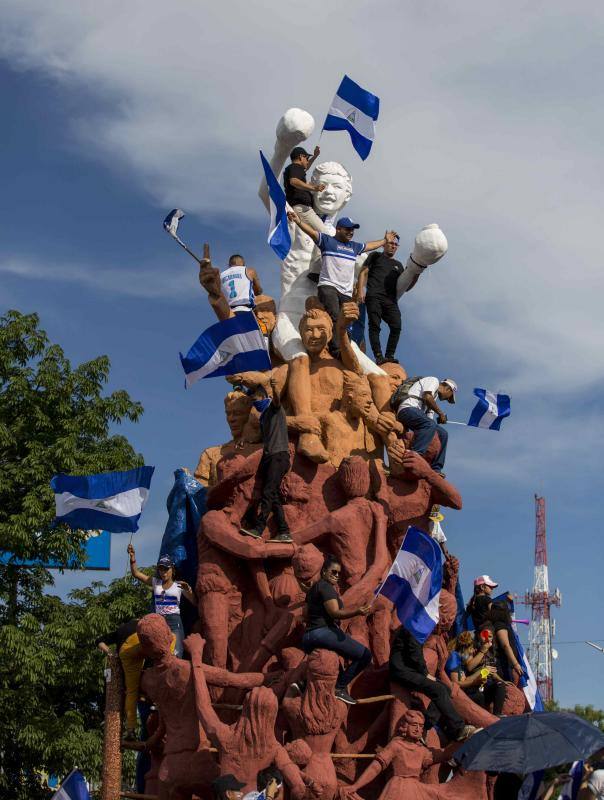 Manifestantes participan en una marcha nacional en honor a las madres de los jóvenes caídos en las pasadas manifestaciones, durante el día número 43 de protestas en contra del gobierno de Daniel Ortega, en Managua (Nicaragua). El ataque armado por parte de policías y fuerzas «parapoliciales» oficialistas a una marcha pacífica en Nicaragua fue calificada de «masacre», «locura» o hecho «insólito» por reconocidas personalidades nicaragüenses