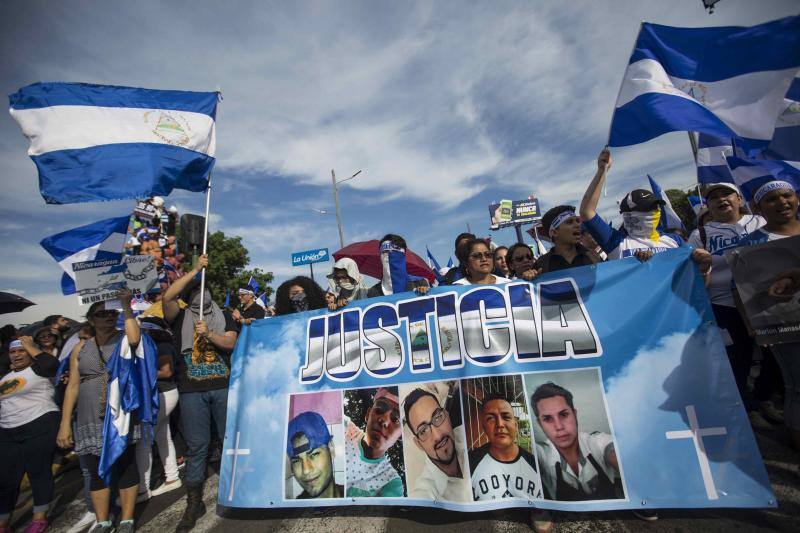 Manifestantes participan en una marcha nacional en honor a las madres de los jóvenes caídos en las pasadas manifestaciones, durante el día número 43 de protestas en contra del gobierno de Daniel Ortega, en Managua (Nicaragua). El ataque armado por parte de policías y fuerzas «parapoliciales» oficialistas a una marcha pacífica en Nicaragua fue calificada de «masacre», «locura» o hecho «insólito» por reconocidas personalidades nicaragüenses