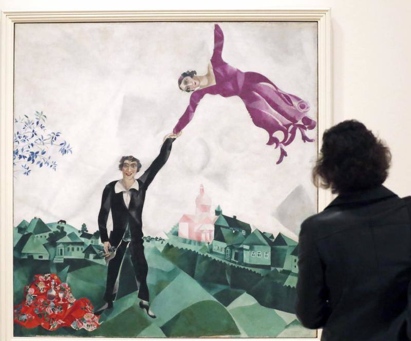 Una mujer observa la obra «homenaje a Apollinaire» durante la presentación de la exposición «Chagall. Los años decisivos, 1911-1919» organizada con el Kunstmuseum Basel sobre el pintor judío de origen ruso que residió en Francia, en el Museo Guggenheim de Bilbao. EFE/Luis Tejido