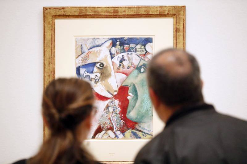 Una mujer observa la obra «homenaje a Apollinaire» durante la presentación de la exposición «Chagall. Los años decisivos, 1911-1919» organizada con el Kunstmuseum Basel sobre el pintor judío de origen ruso que residió en Francia, en el Museo Guggenheim de Bilbao. EFE/Luis Tejido