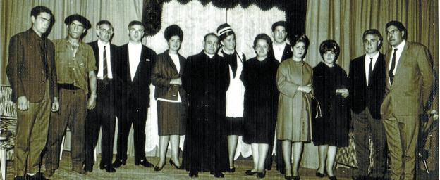 Una de las imágenes conservadas del elenco de actores del grupo de teatro 'Beainola' de Brinkola.