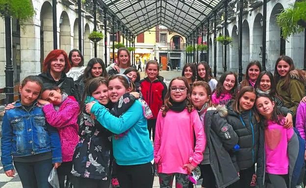 Voces. El coro txiki de la Escuela de Música junto a su directora, la profesora Katrin Iturralde, durante una visita a la localidad de Tolosa.