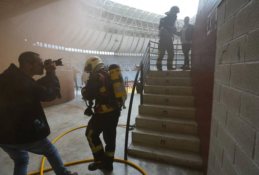 Más de 150 profesionales han participado este jueves en un ejercicio práctico de emergencias en Illunbe. Se ha simulado una explosión en el interior de la plaza de toros con una avalancha posterior en la que se han visto implicados un centenar de espectadores.