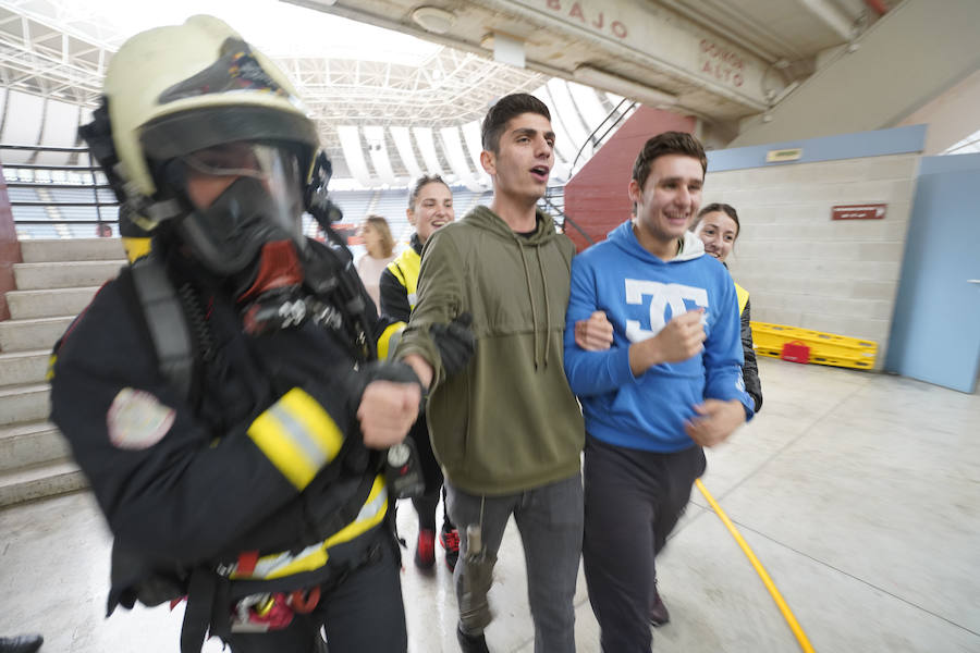 Más de 150 profesionales han participado este jueves en un ejercicio práctico de emergencias en Illunbe. Se ha simulado una explosión en el interior de la plaza de toros con una avalancha posterior en la que se han visto implicados un centenar de espectadores.