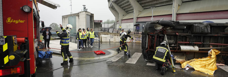 Más de 150 profesionales han participado este jueves en un ejercicio práctico de emergencias en Illunbe. Se ha simulado una explosión en el interior de la plaza de toros con una avalancha posterior en la que se han visto implicados un centenar de espectadores.