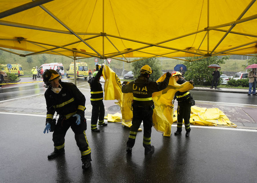 Más de 150 profesionales han participado este jueves en un ejercicio práctico de emergencias en Illunbe. Se ha simulado una explosión en el interior de la plaza de toros con una avalancha posterior en la que se han visto implicados un centenar de espectadores.