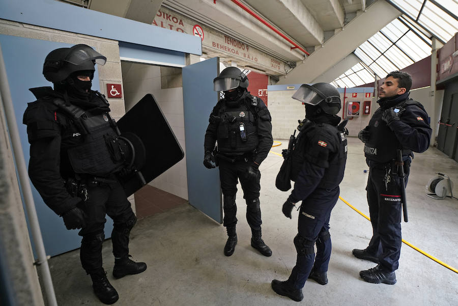 Más de 150 profesionales han participado este jueves en un ejercicio práctico de emergencias en Illunbe. Se ha simulado una explosión en el interior de la plaza de toros con una avalancha posterior en la que se han visto implicados un centenar de espectadores.