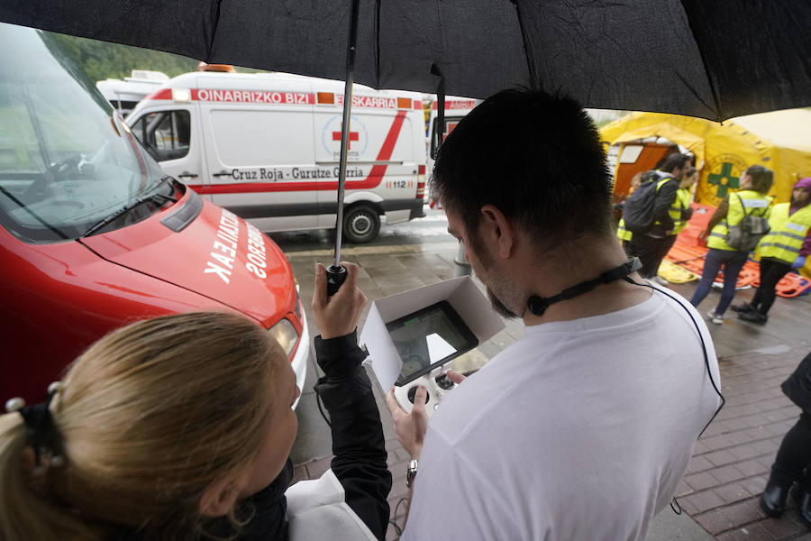 Más de 150 profesionales han participado este jueves en un ejercicio práctico de emergencias en Illunbe. Se ha simulado una explosión en el interior de la plaza de toros con una avalancha posterior en la que se han visto implicados un centenar de espectadores.