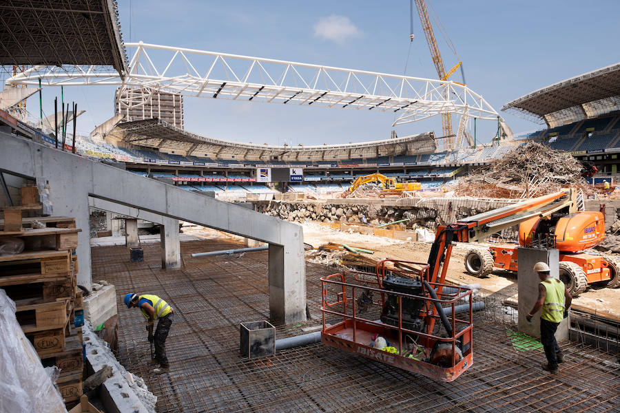 La remodelación del Estadio de Anoeta está dejando imágenes impactantes. Estas son las de este viernes.
