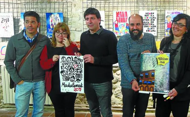Madalenas. El alcalde, Julen Mendoza, y el concejal de Cultura, Ion Collar (ambos en el centro) presentan los carteles ganadores. 