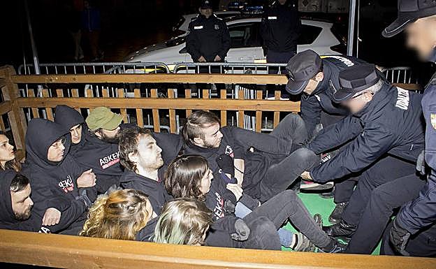 Multas de 72.000 euros a varios activistas por  por los derechos de los animales por intentar evitar la exposición de la cerda 'Úrsula' en la feria de Santo Tomás de Donostia