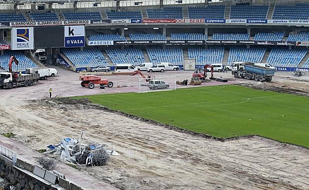 Se ha ido retirando poco a poco el césped de Anoeta.