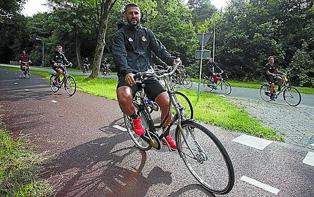 Navas y otros jugadores se desplazan del hotel al campo en bicicleta en el último 'stage' en Holanda. 