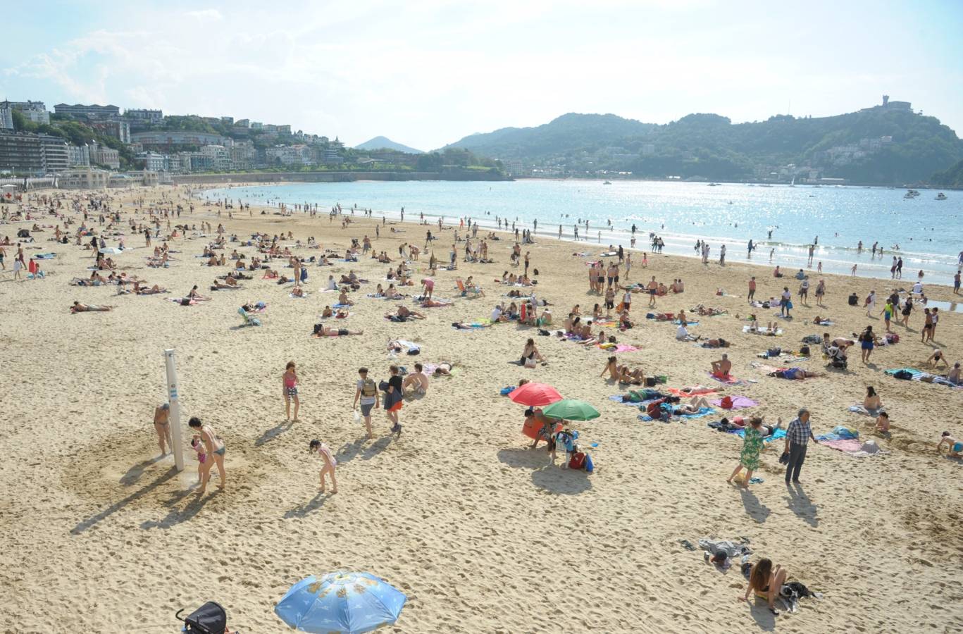 Los donostiarras han aprovechado los rayos de sol de la jornada para pasear por la playa