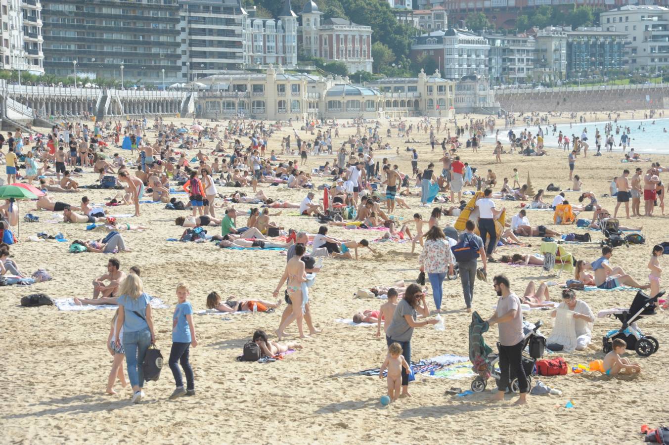 Los donostiarras han aprovechado los rayos de sol de la jornada para pasear por la playa