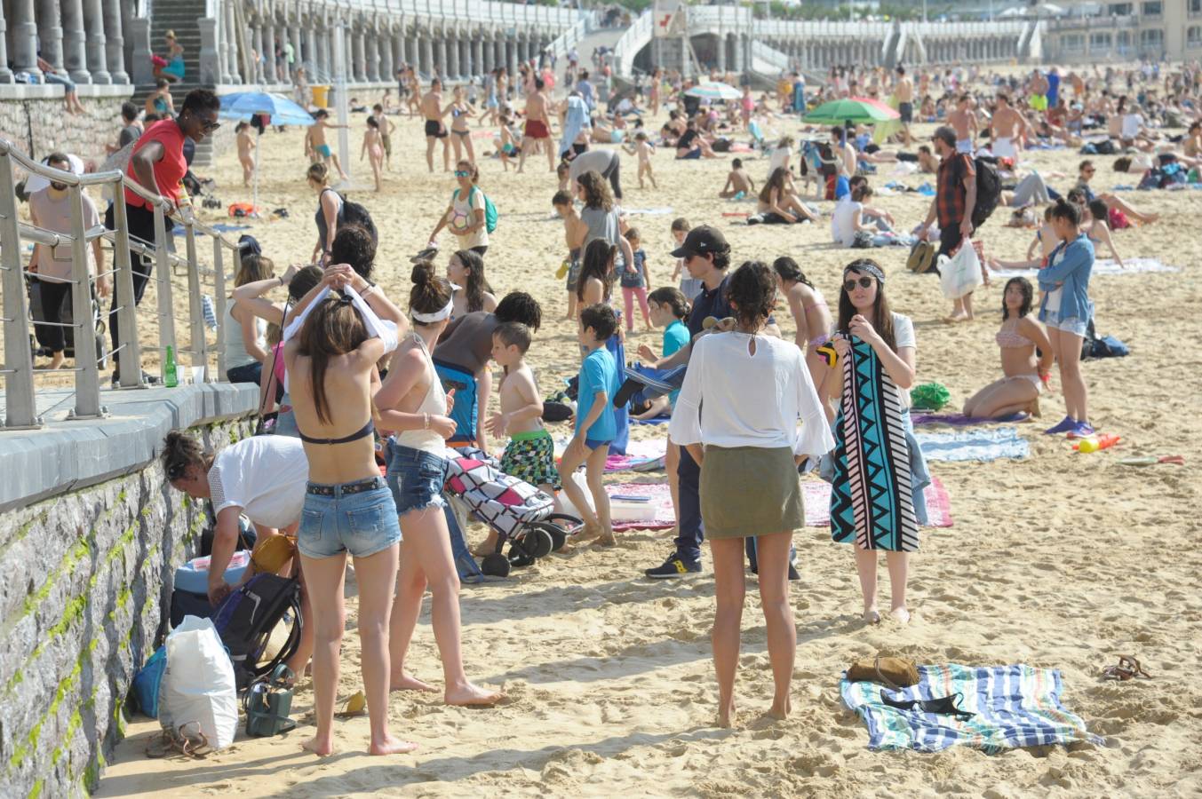 Los donostiarras han aprovechado los rayos de sol de la jornada para pasear por la playa