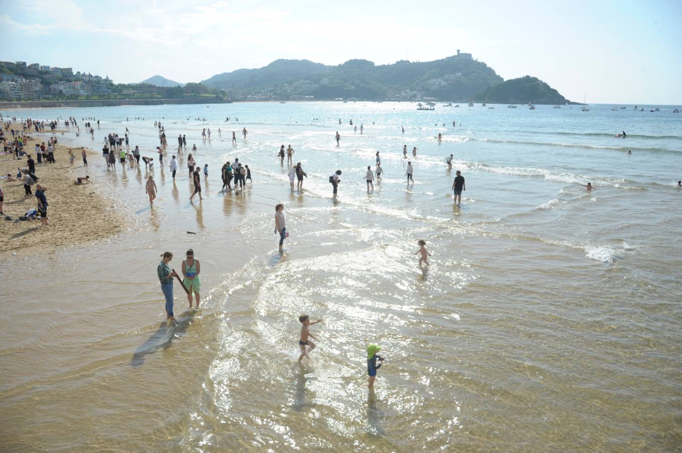 Los donostiarras han aprovechado los rayos de sol de la jornada para pasear por la playa