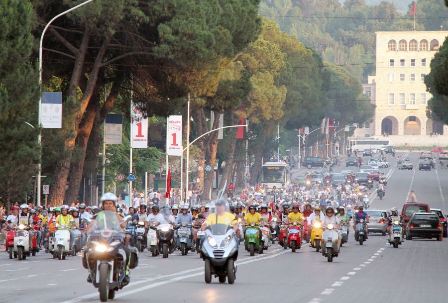 Más de 200 propietarios del legendario scooter Vespa se dan cita en Tirana, Albania. Estos fans de la Vespa se reunen en un evento organizado por el club Vespa de Acquaviva Delle Fonti di Bari en Albania.