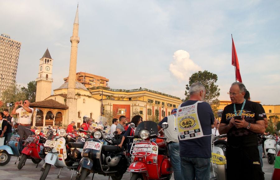 Más de 200 propietarios del legendario scooter Vespa se dan cita en Tirana, Albania. Estos fans de la Vespa se reunen en un evento organizado por el club Vespa de Acquaviva Delle Fonti di Bari en Albania.