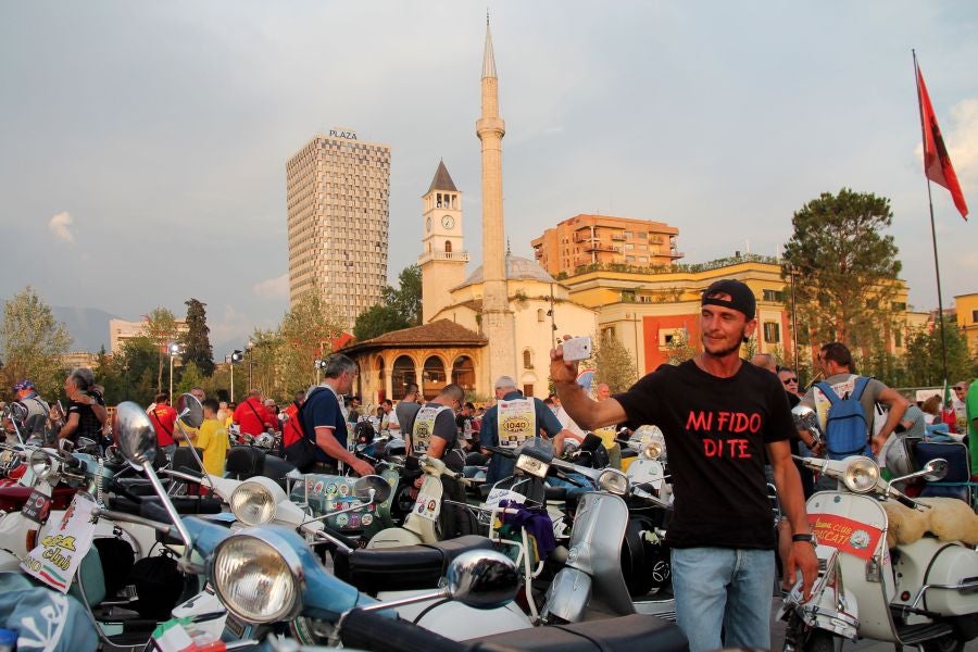 Más de 200 propietarios del legendario scooter Vespa se dan cita en Tirana, Albania. Estos fans de la Vespa se reunen en un evento organizado por el club Vespa de Acquaviva Delle Fonti di Bari en Albania.