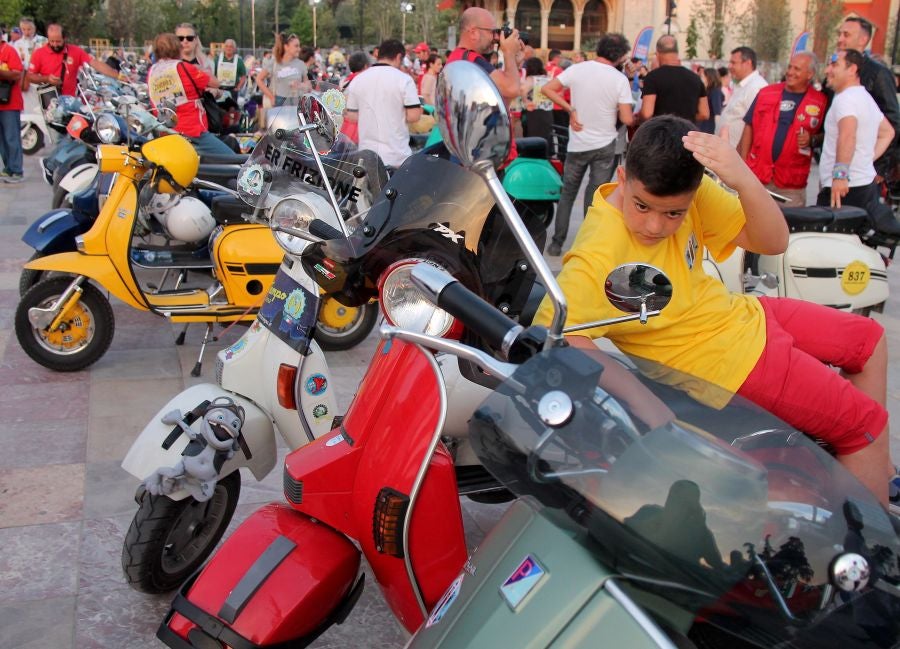 Más de 200 propietarios del legendario scooter Vespa se dan cita en Tirana, Albania. Estos fans de la Vespa se reunen en un evento organizado por el club Vespa de Acquaviva Delle Fonti di Bari en Albania.