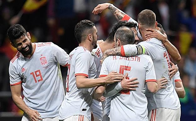 Los jugadores de la selección celebran un gol.