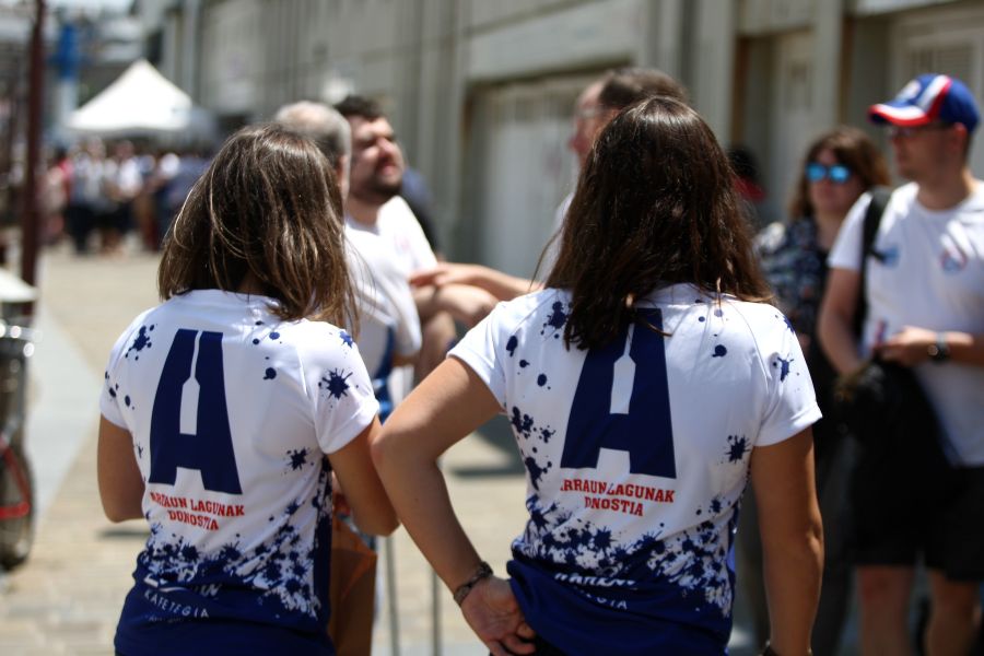 Arraun Lagunak ha presentado su trainera femenina para la temporada. 