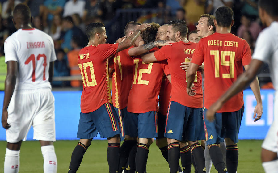 El Estadio de la Cerámica acoge este amistoso de preparación para el Mundial, competición en la que España debutará el viernes 15 ante Portugal, mientras que Suiza tendrá que esperar dos días más para enfrentarse a su primer rival, la Brasil de Neymar.