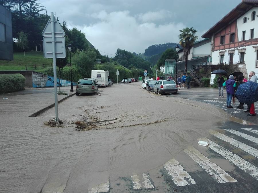 Las intensas precipitaciones de este domingo por la tarde han provocado iundaciones en Antzuola.