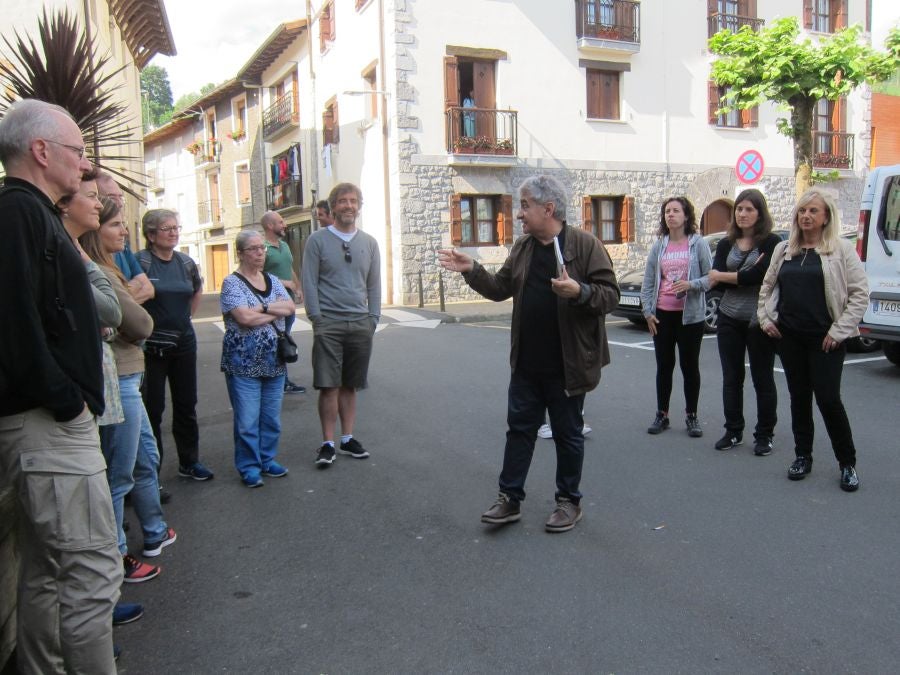 Bernardo Atxaga despertó el interés de los asistentes a la visita guiada que realizó en Asteasu para recordar diferentes pasajes de su obra 'Muskarraren bidea'. 