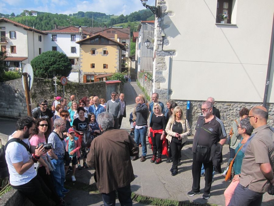 Bernardo Atxaga despertó el interés de los asistentes a la visita guiada que realizó en Asteasu para recordar diferentes pasajes de su obra 'Muskarraren bidea'. 