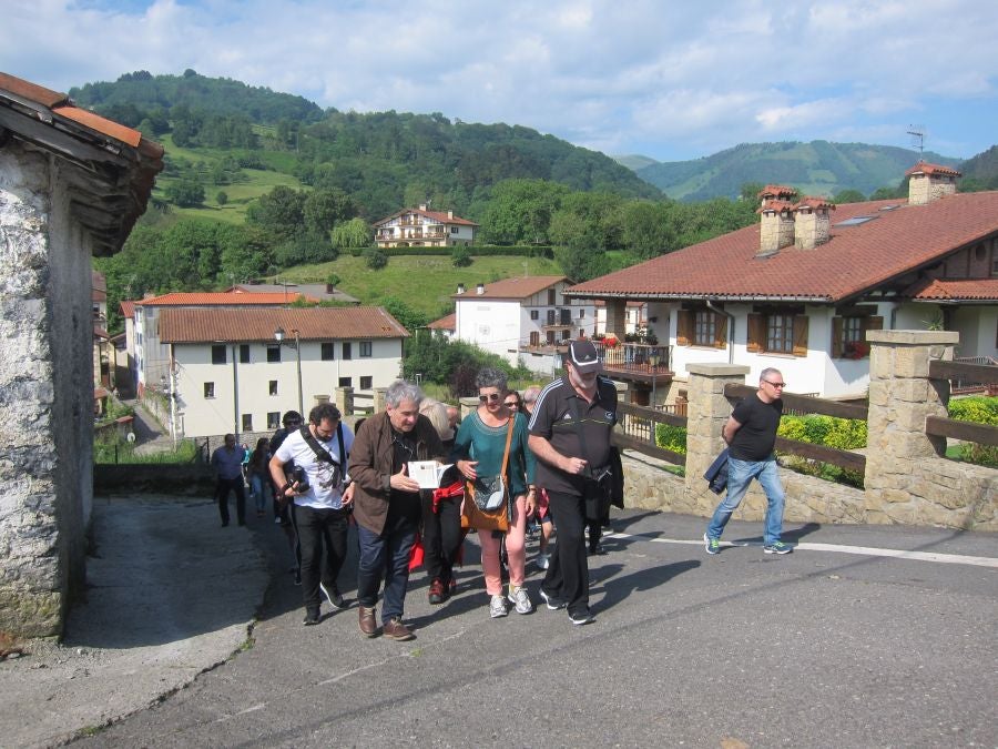 Bernardo Atxaga despertó el interés de los asistentes a la visita guiada que realizó en Asteasu para recordar diferentes pasajes de su obra 'Muskarraren bidea'. 